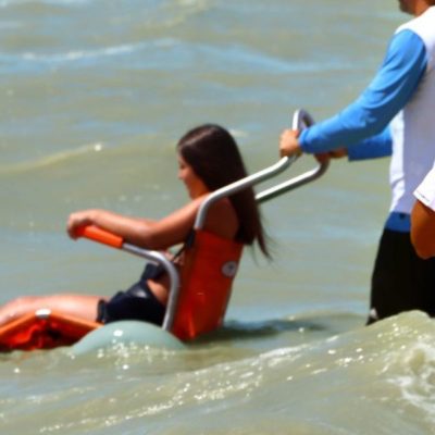 El Partido de La Costa ofrece sillas anfibias para personas con movilidad reducida